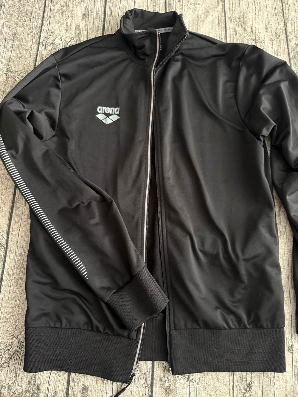Like new. Arena zipper jacket. Men’s size L